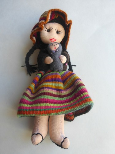 Colorida muñeca peruana hecha a mano - dama sosteniendo a un bebé - Imagen 5 de 5