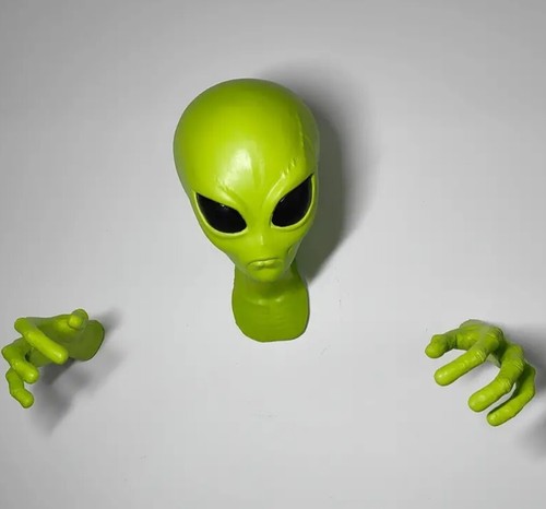 Area 51 Large Green Alien Scary Wall Decorations With Large Eyes And Limbs - Picture 6 of 9