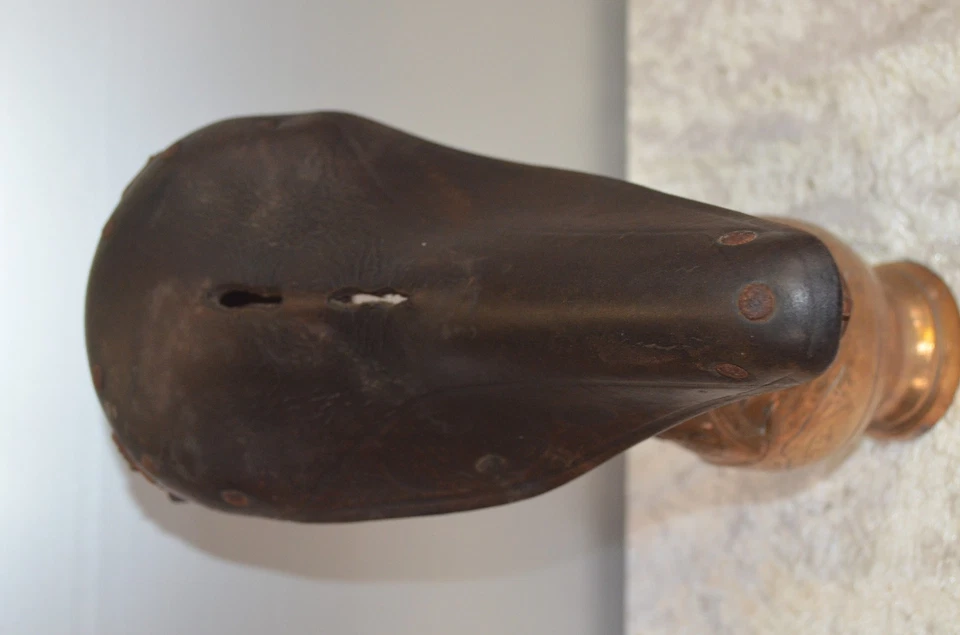 ANCIENNE SELLE CUIR JOHN'S AVEC SACOCHE D OUTIL PAS GARDE BOUE FEUX PHARE ROUE - Photo 3/4