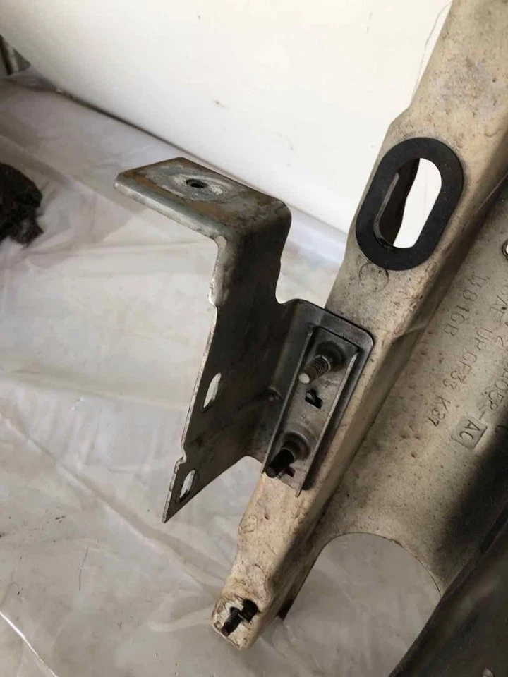 Soporte de radiador Ford Taurus 1996-1999 con montaje de cubierta de ventilador OEM Foto 2 de 4