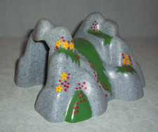 BRIO Rock Wooden Train  33027 MOUNTIAN ADVENTURE TUNNEL  Grey Plastic Flowers