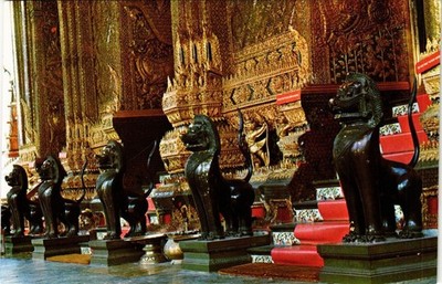 CPM THAILAND viele Messing-Löwen vor den Designs, außerhalb des Wat (345723)