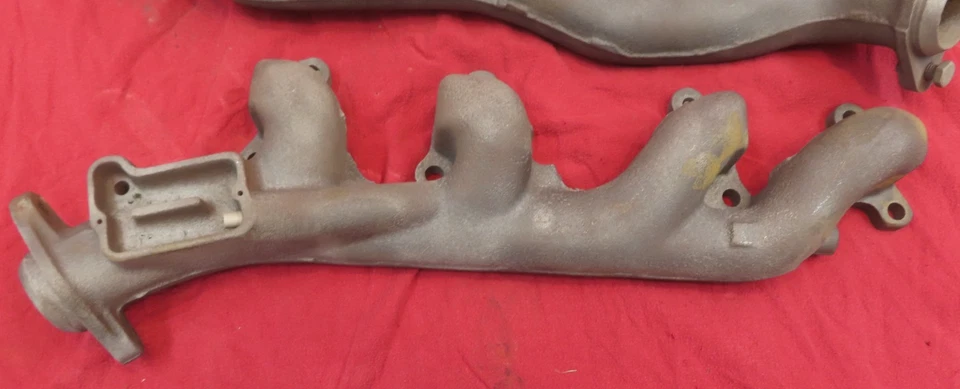 Colectores de escape vintage Buick 215 V8 L y R 1193697 y 1347550 Oldsmobile 215ci Foto 2 de 4