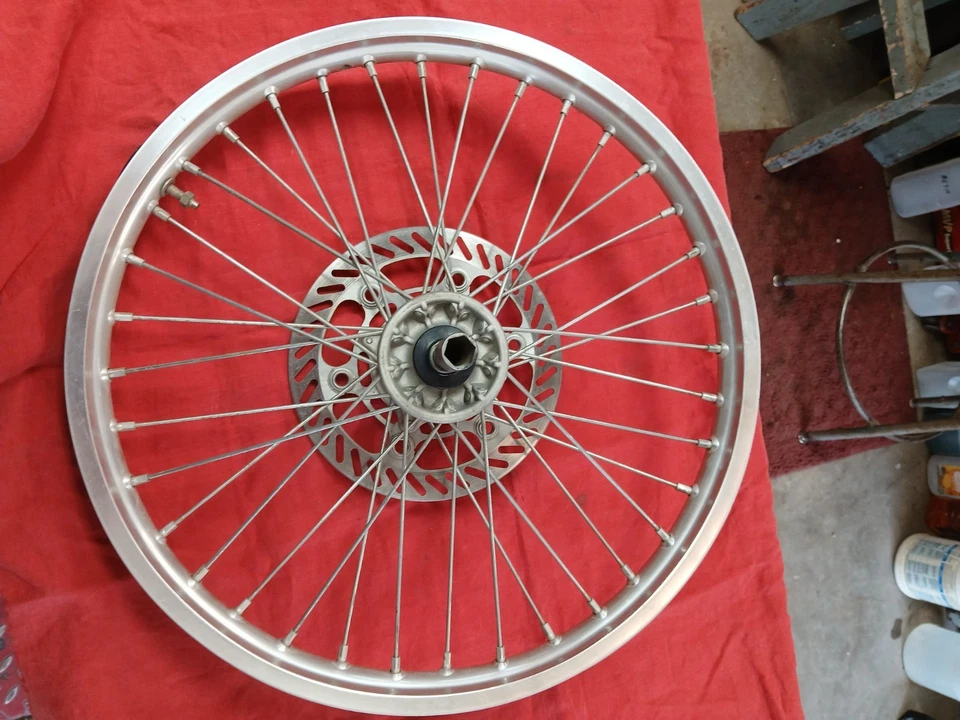 2005 Suzuki Rmz250 Complete 21X 1.60 OEM Front Wheel with axle and spacers Foto 2 de 4