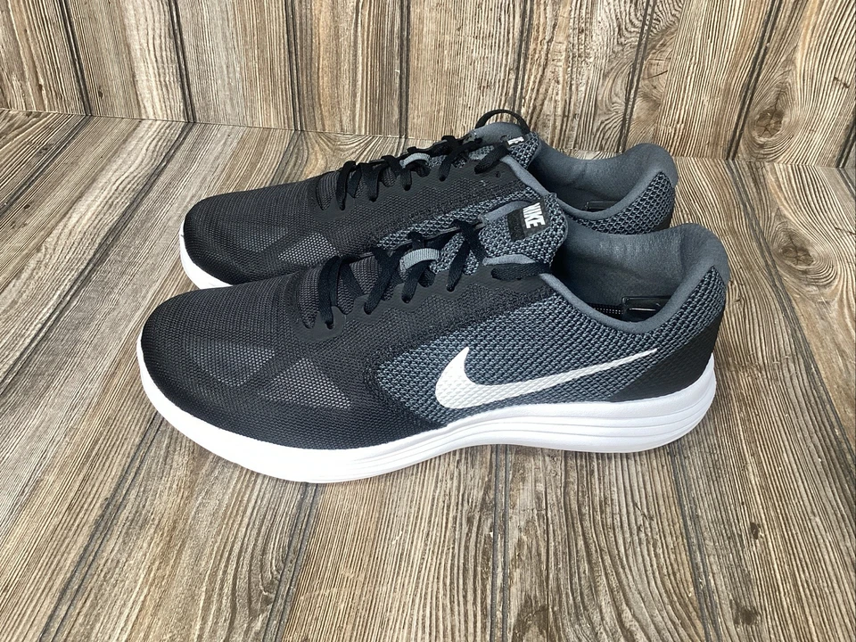 Nike Revolution 3 Herren Größe 14W Schwarz Weiß Sportliche Laufschuhe Turnschuhe NEU - Bild 3 von 4
