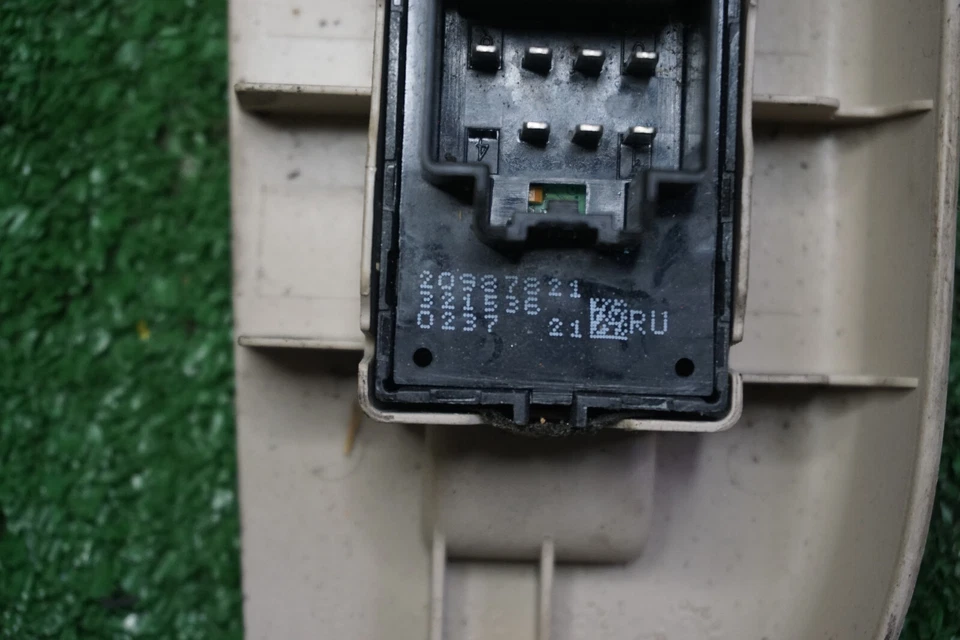 2010 11 12 CADILLAC SRX RIGHT Window Switch OEM 20987821 - Image 4 of 4