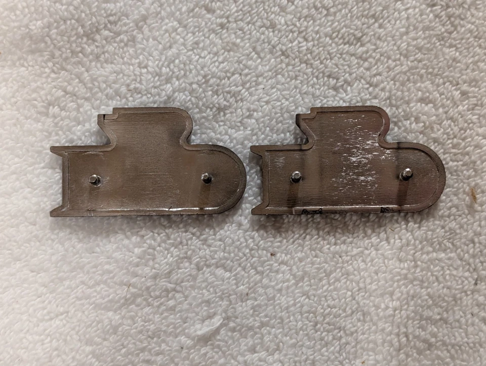 1979 KAWASAKI KZ400 LTD PAR DE EMBLEMAS/EMBLEMAS DE METAL COM TAMPA LATERAL NUNCA INSTALADOS - Imagem 4 de 4