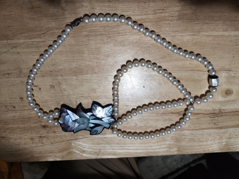 Sand Lee mother of pearl flower inlay Vintage Necklace