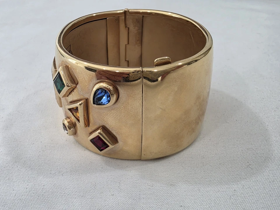 Reloj suizo pequeño The Franklin Mint tono dorado puño ancho pedrería para mujer Foto 4 de 4