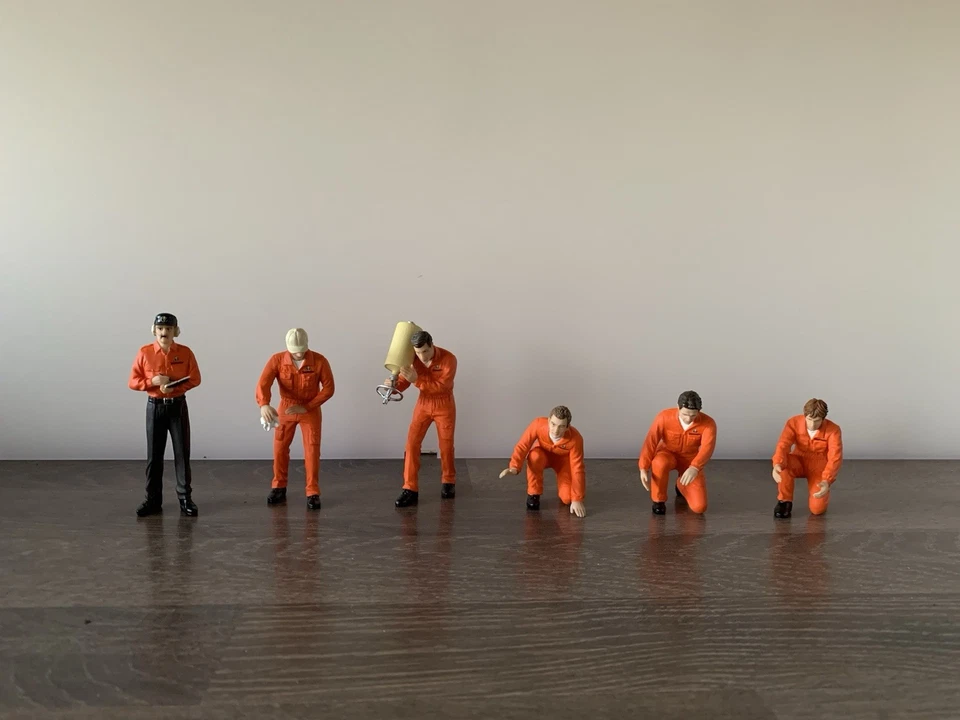 Sehr seltene True Scale 1/18 Pit Crew Jägermeister Racing Team (6 Figuren Set) - Bild 2 von 4