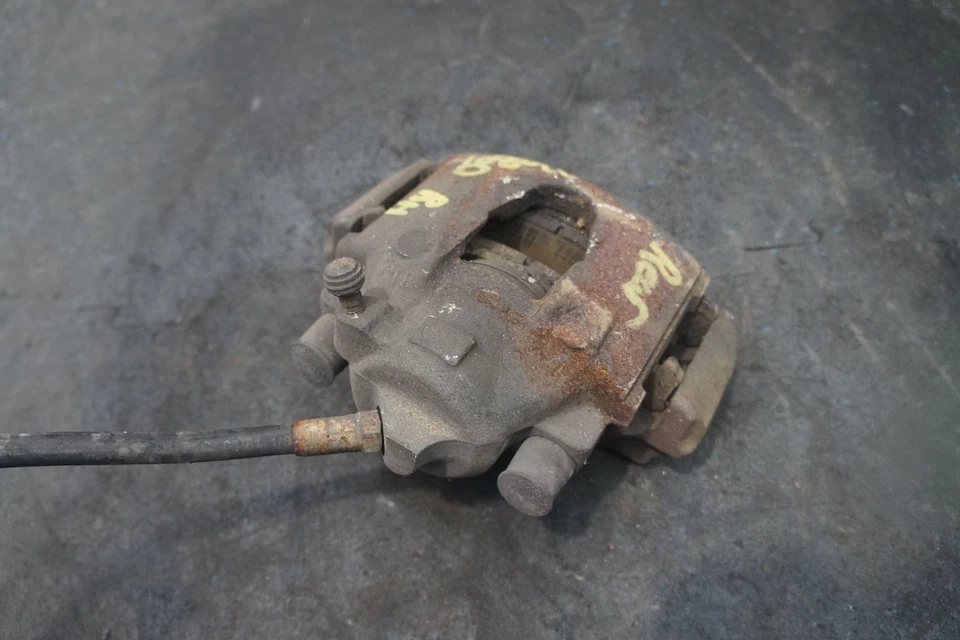 Pinza de freno trasera derecha y soporte OEM Ferrari Mondial 8 1982 Foto 2 de 4