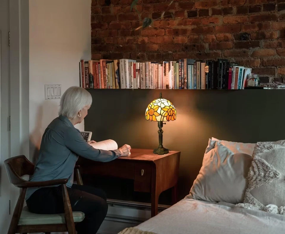 Lámpara de vitral Tiffany multicolor - Ideal para dormitorio o sala de estar Foto 4 de 4