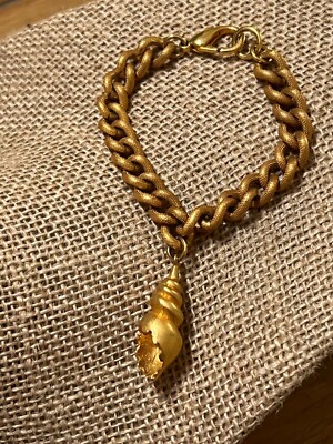 Vintage Gold Tone Textured chain bracelet Shell Mollusk Charm Lobster Clasp 7''