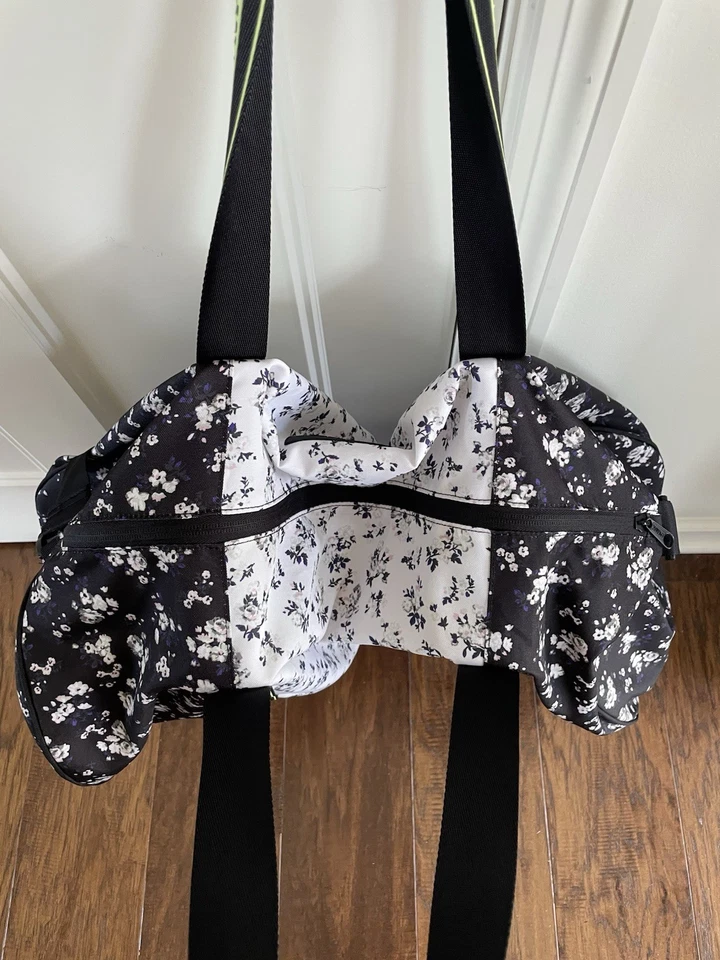 Bolso de Mano Victoria's Secret Negro Floral Fin de Semana Foto 3 de 4