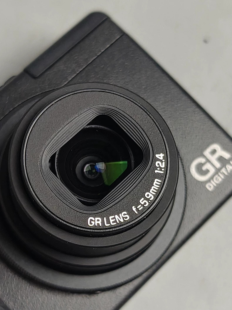 Ricoh GR Digital II GRD2 Compact Digital Camera Built-in Flash