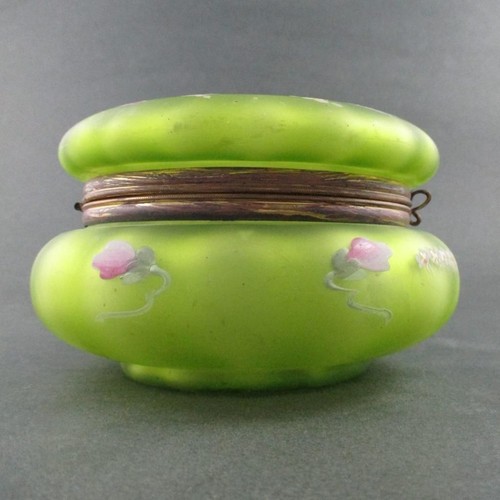 Antique DRESSER BOX - Lime GREEN art glass hp Enamel LAVENDER Flowers - BOHEMIAN - Picture 6 of 12