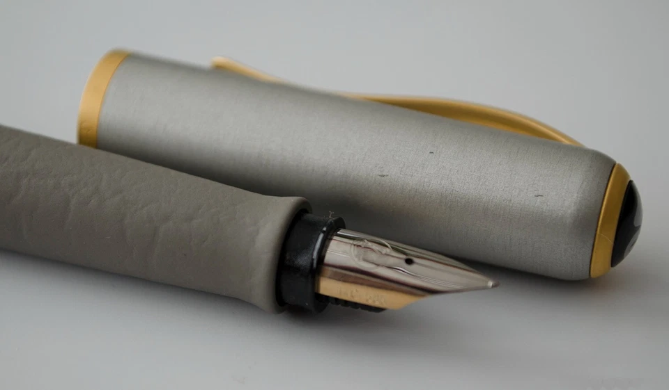 Pluma Estilográfica Pelikan Epoch Series P363 Granito Plata Oro - Plumín Ancho Foto 3 de 4
