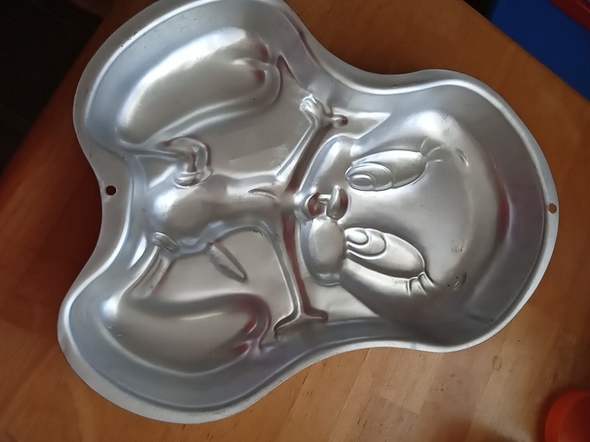 Used Wilton/Warner Bros. Tweety 1998 Cake Pan Mold #2105 Used Wilton/Warner Bros. Tweety 1998 Cake Pan Mold #2105