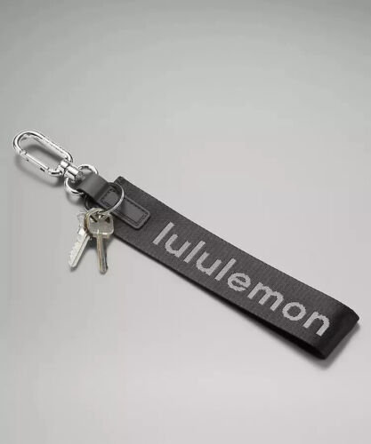 lululemon never lost keychain Black/white - Picture 2 of 4