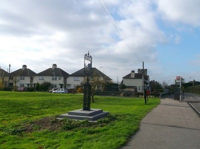Foto A2 Wennington Village Green Rainham\/TQ5282 klein rechteckig grün c2012