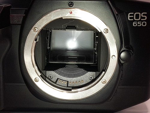 CANON EOS 650 SLR 35mm Film Camera. BODY ONLY. UNTESTED - Picture 8 of 20