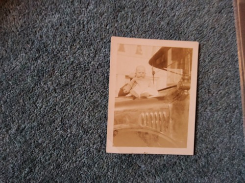 B9z Oldtimer Original Bw Foto Baby auf Motorhaube altes Auto