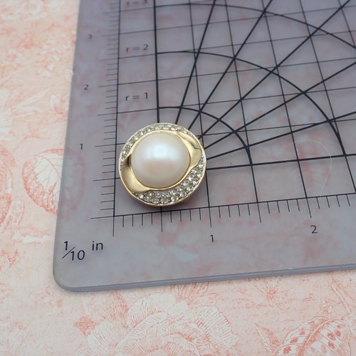 Vintage Richelieu Simulated Pearl Rhinestone Gold Tone Round Dome Clip Earrings - Picture 3 of 6