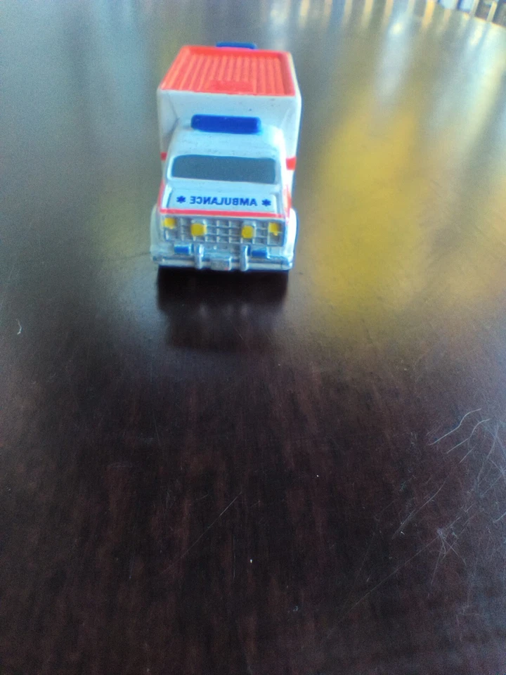 Vintage 1997 Hot Wheels Planet Micro Machines Mini Ambulance EMS Paramedic Toy - Image 3 of 4