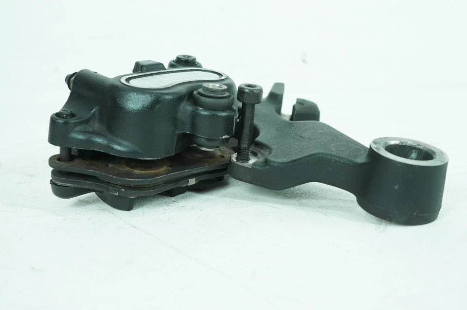 2011 Harley Dyna FXDC Super Glide Заказной Оригинальный Задний Тормозной Суппорт с Кронштейном - Изображение 2 из 4