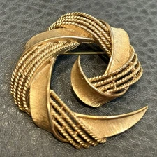 VINTAGE SIGNED CROWN TRIFARI FLORENTINE RETICULATED SPIRAL GOLD TONE BROOCH