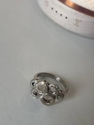 Diamantring 9 kt Weißgold abstraktes Design - 0,12 kt. Dieser Ring wurde gebraucht