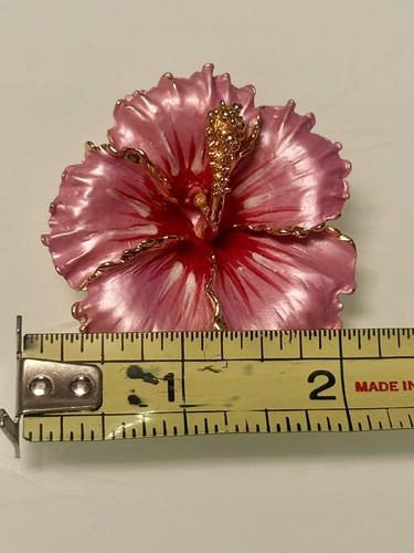VINTAGE HOT PINK ENAMAL HAWAIIAN HIBISCUS 2” 🌸FLOWER GOLDTONE BROACH /PIN🌸 - Picture 7 of 8