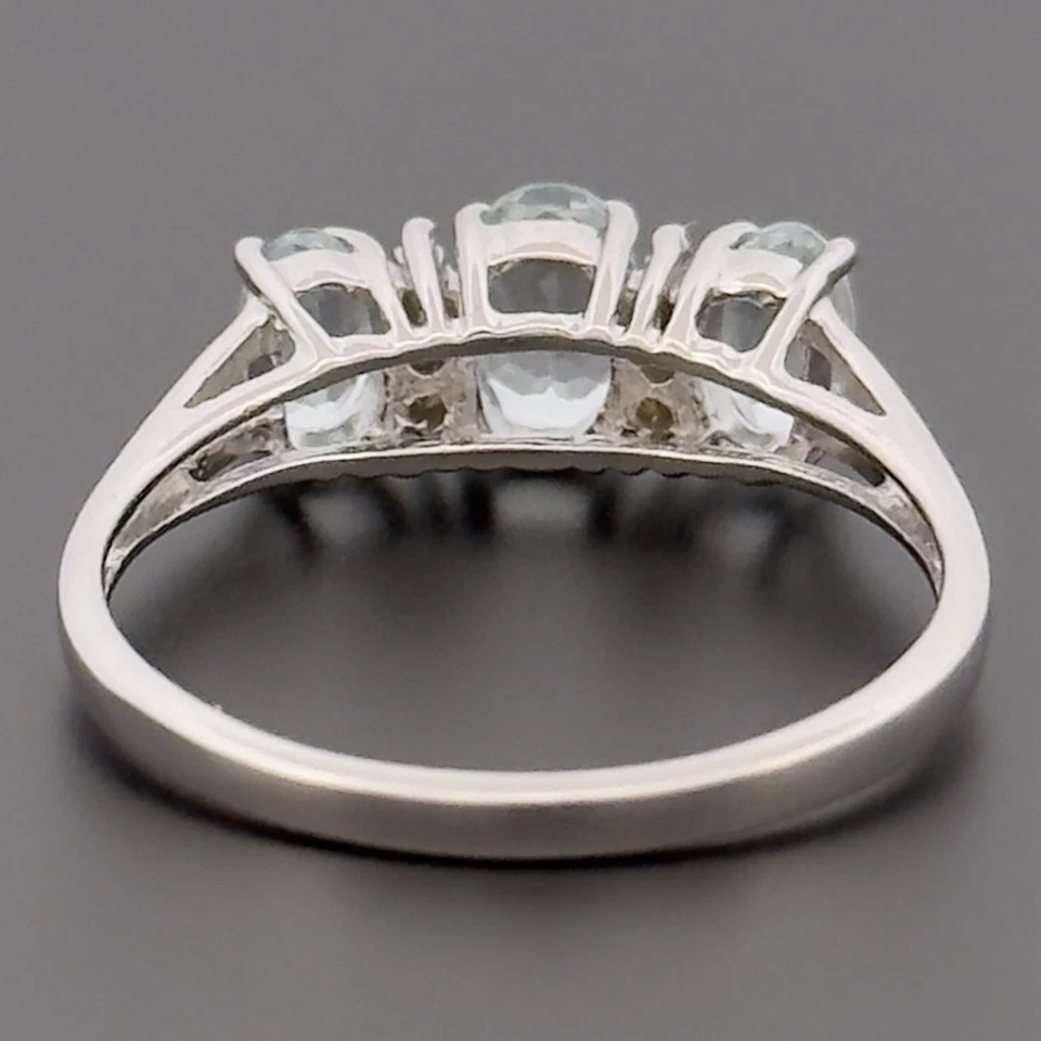 Anillo con racimo de tres piedras y aguamarina de oro blanco de 9 quilates talla N con sello Foto 4 de 4