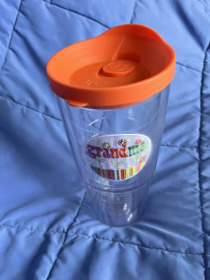 Vaso TERVIS 24 OZ aislado con tapa naranja bordada “ABUELA” Foto 3 de 4