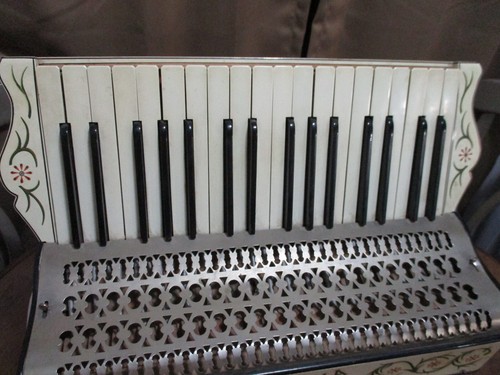 Vintage L'italia Accordion Made In Germany - Picture 5 of 19