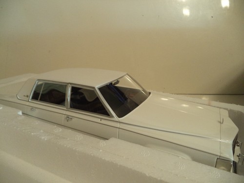 Cadillac Fleetwood Brougham 1982 modelos BoS 1:18 en blanco (BOS427) - Imagen 3 de 14
