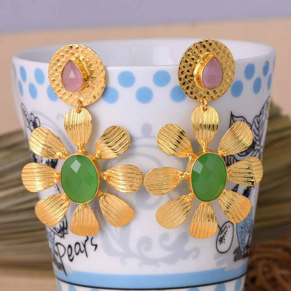 Pendientes de piedras preciosas con flores enchapados en oro pendientes de latón hechos a mano en piedra prehnita Foto 2 de 4