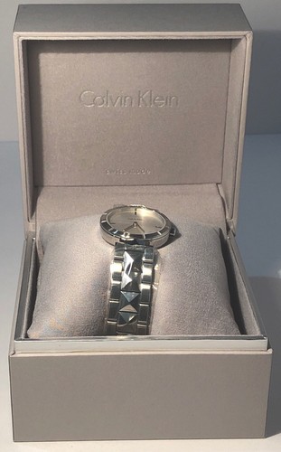 Calvin Klein Damenuhr Edelstahl Silber Pyramide Nieten, K5T33146 - Bild 1 von 9