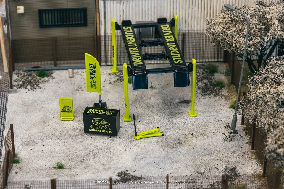 Tarmac Works 1/64 Garage tools set Student Driver Diorama Parts - Image 3 of 4