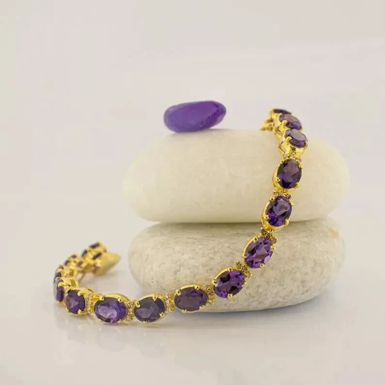 Brazalete tenis diamante amatista creado en laboratorio corte ovalado de 9 quilates enchapado en oro amarillo de 14 quilates Foto 4 de 4