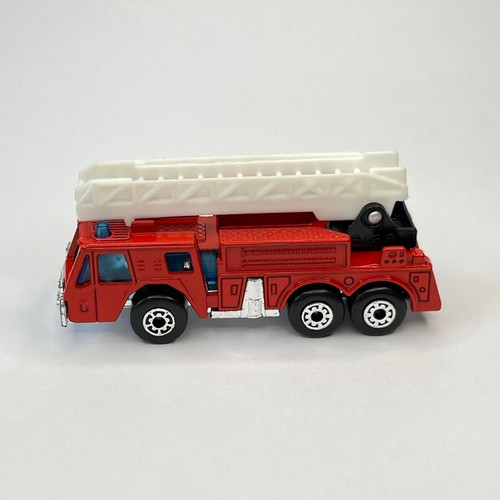 Matchbox MB 18 Oshkosh Fire Engine White Ladder Red Body Mint - Imagen 2 de 7