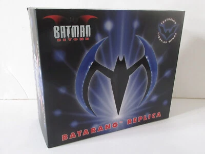 BATARANG Réplique 1/1 d'après l'animé "Batman la Relève" 20 cm (lumineux) Neca - Photo 1/3