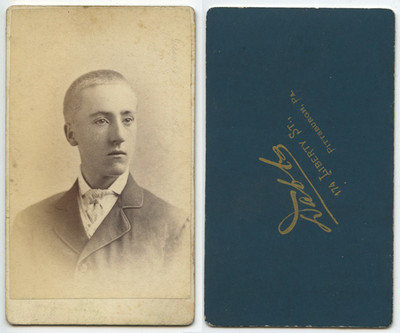 CDV STUDIO PORTRAIT OF STYLISH YOUNG MAN FROM PITTSBURGH, PA, BY DABBS