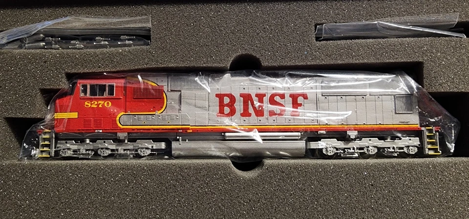 Athearn Genesis HO Scale SD75M Diesel Engine BNSF #8270 G6135 - Image 3 of 4