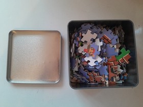 Super Mario Bros Jigsaw in a collectable Nes Cartridge style metal tin. Nintendo