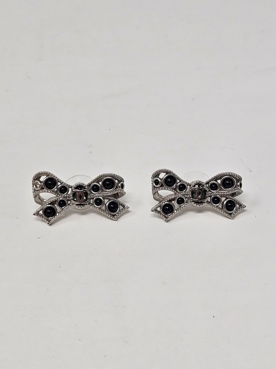 リボンとロゴ★CHANEL ピアス Silver Rhinestone Bow Chanel Silver tone Interlocking CC Logo crystal bow stud
