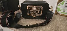 Chiara Ferragni, borsa a tracolla nera oro