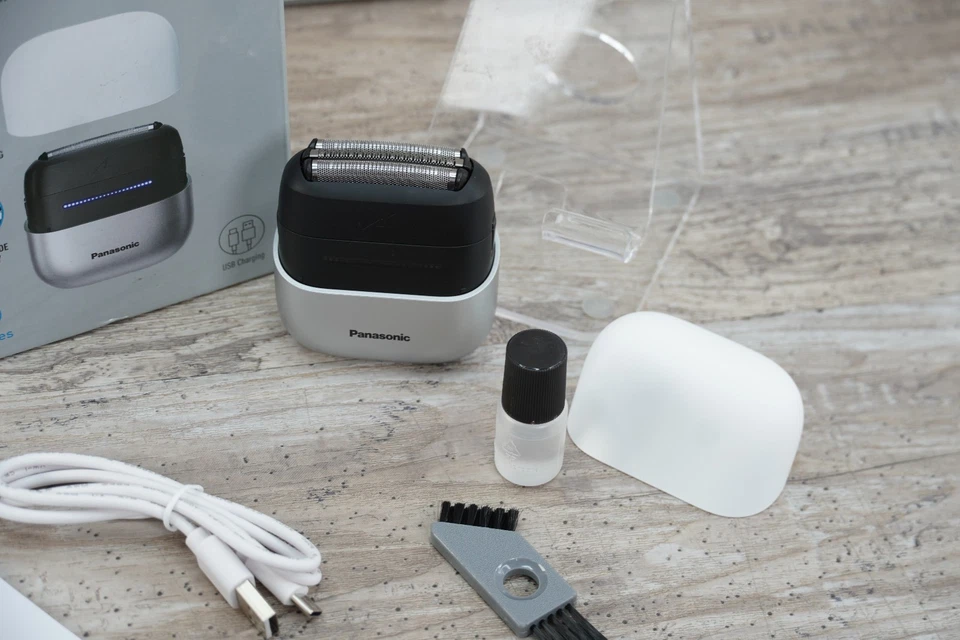 Panasonic Swipe Right ES-CM3A Compact Rechargeable Shaver 3 Blade USB Razor - Image 2 of 4