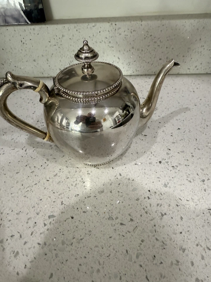 Antigua tetera holandesa de plata esterlina del siglo XIX del Museo Van Kempen Foto 4 de 4