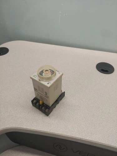 Omron H3BH-8 timer, 0.5-10M, 100/110/120VAC/W BASE.PRE-OWN.FREE SHIPPING.